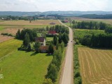 Droga między domami i polami, ujęcie z drona