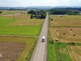 Droga między polami, ujęcie z drona