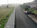 Droga z chodnikiem przy domach, ujęcie z drona