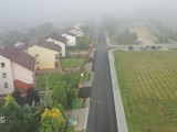 Droga z chodnikiem przy domach, ujęcie z drona