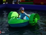 Dziecko pływa w łódce