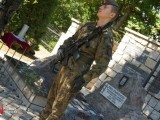 Żołnierz przed pomnikiem