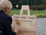 Poseł na Sejm RP przybija odznakę do deski