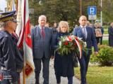 Delegacja Powiatu Dębickiego składa kwiaty