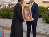 Ksiądz przekazuje obraz Burmistrzowi Dębicy