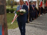 Wiceprzewodniczący Sejmiku Podkarpackiego składa kwiaty
