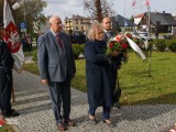 Delegacja Powiatu Dębickiego składa kwiaty