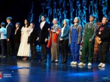 uczniowie podczas występu teatralnego