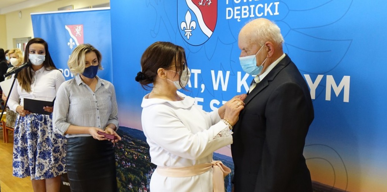 Wicewojewoda wręczyła mieszkańcowi powiatu Brązowy Krzyż Zasługi
