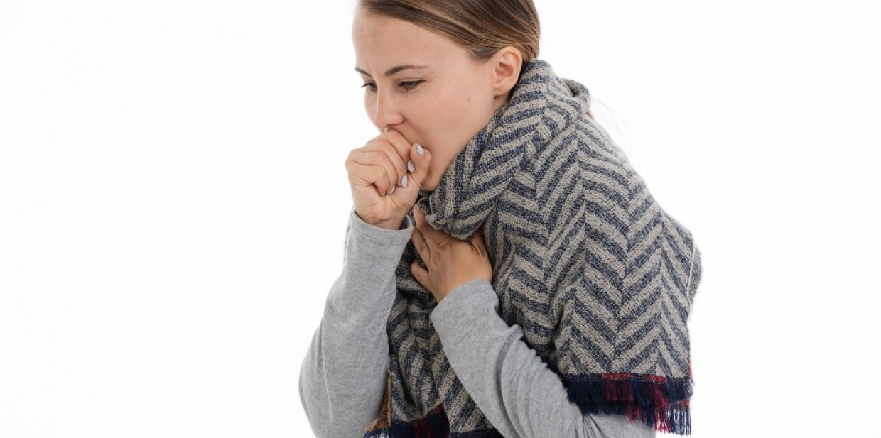COVID-19, a może tylko przeziębienie? NFZ radzi, co zrobić „krok po kroku” 