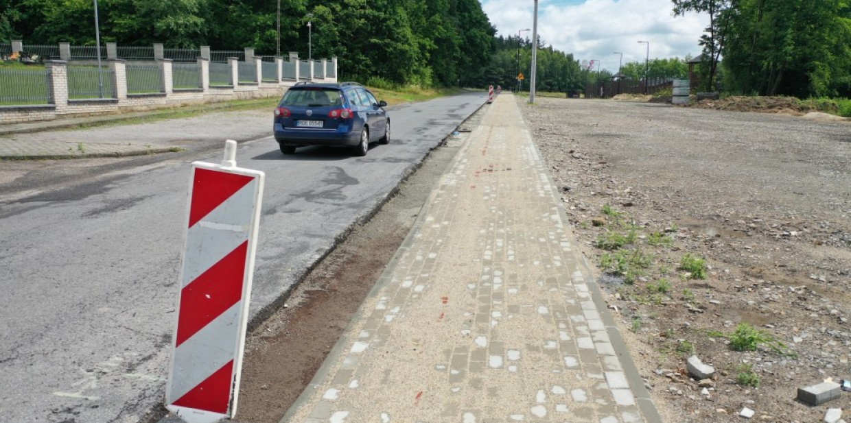 Budowa chodnika przy drodze powiatowej relacji Stacja Kochanówka – Paszczyna dobiega końca