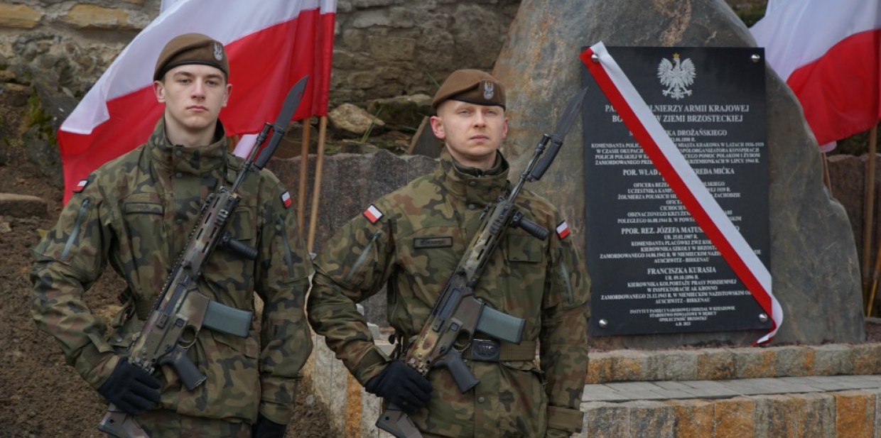 Odsłonięto pomnik żołnierzy Armii Krajowej w Brzostku 