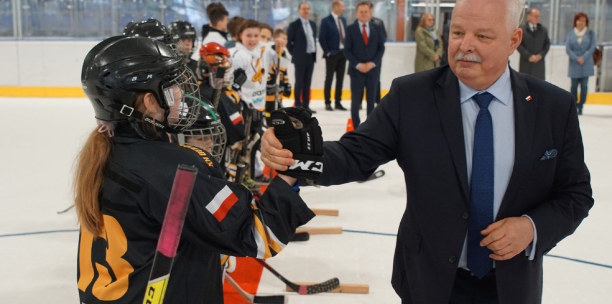 Minister Sportu z wizytą w szkole specjalnej i na dębickim lodowisku