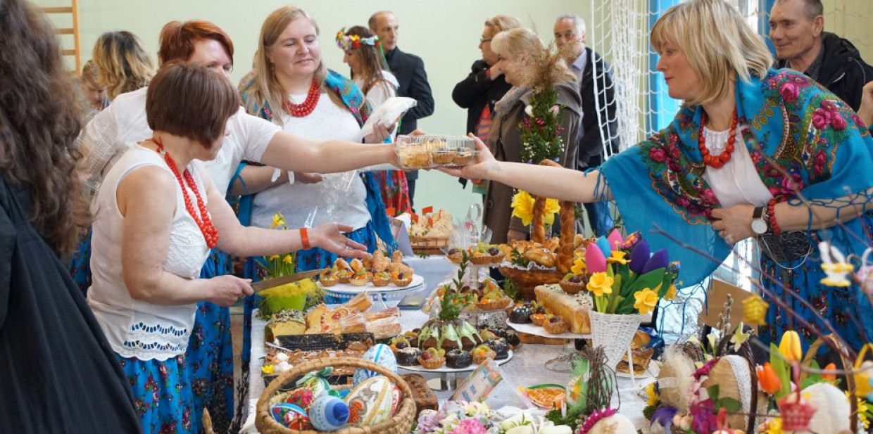 Powiatowy Kiermasz Wielkanocny 2022 - przysmaki na stołach i piękne dekoracje
