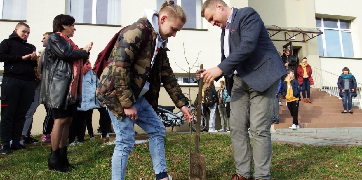 Młodzież powiatu dębickiego zasadziła miododajne drzewa