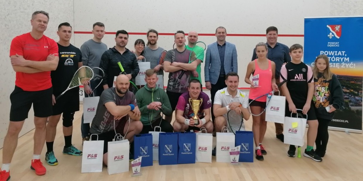 Uczestnicy turnieju squasha walczyli o puchar starosty 