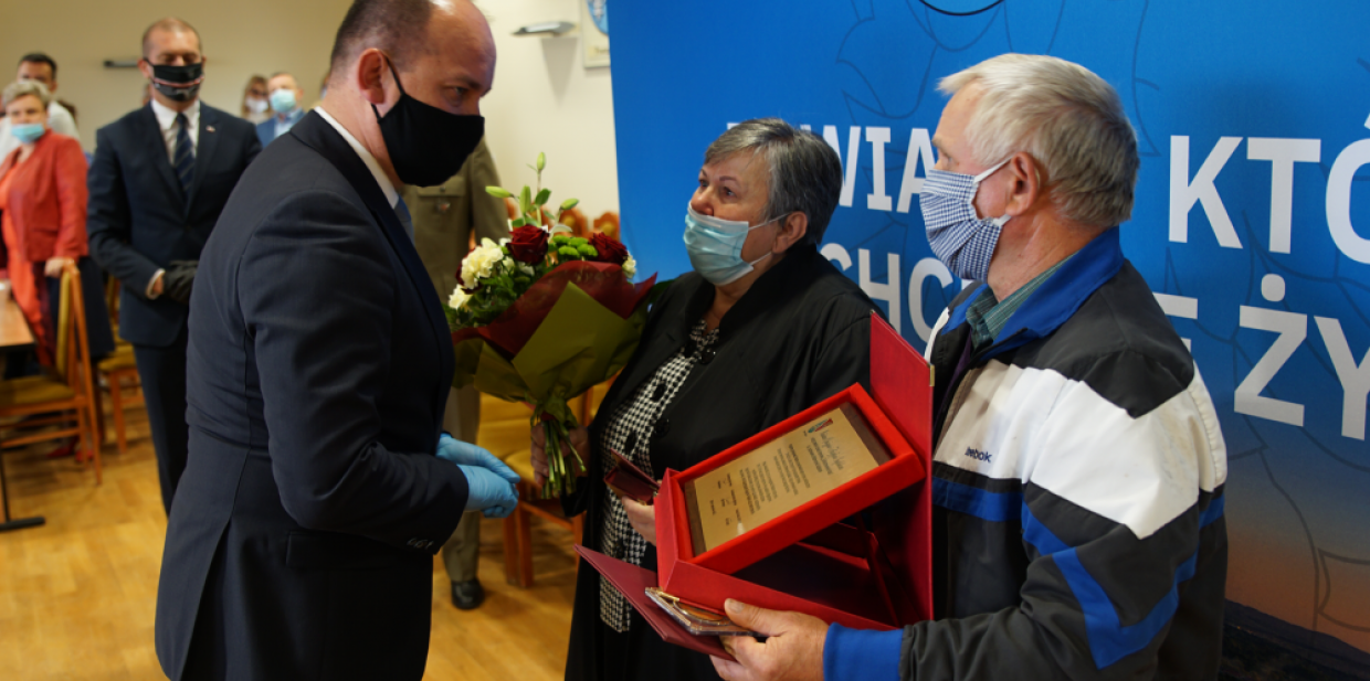 Rodzice śp. Waldemara Sujdaka odebrali pośmiertne odznaczenie dla syna